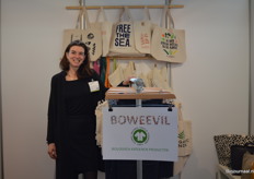 Iris Komen vertelde bij Bo Weevil dat er veel belangstelling is voor de bio-katoenproducten. 